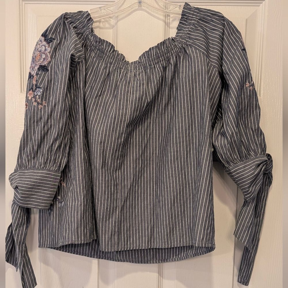 American Eagle Floral Embroidered Off-Shoulder Top Gray Boho Relaxed Babydoll S - Picture 3 of 9